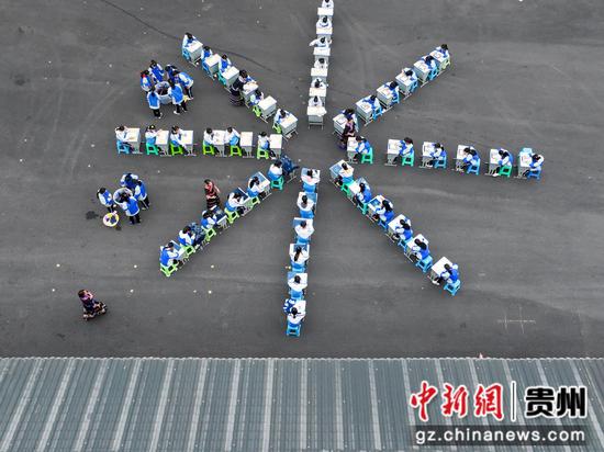 12月4日，学生在贵州省罗甸县第二中学学习制作扎染。