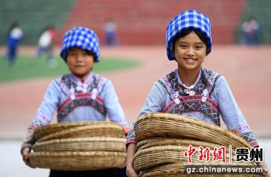 12月4日，学生在贵州省罗甸县第二小学搬运道具。