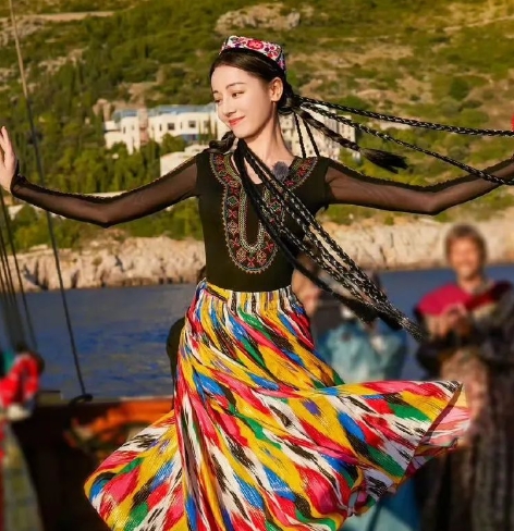 火遍全球！迪麗熱巴新疆舞獲外交部矩陣推薦