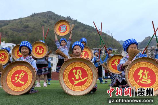 12月4日，学生在贵州省罗甸县第二小学学跳布依族粑槽舞。