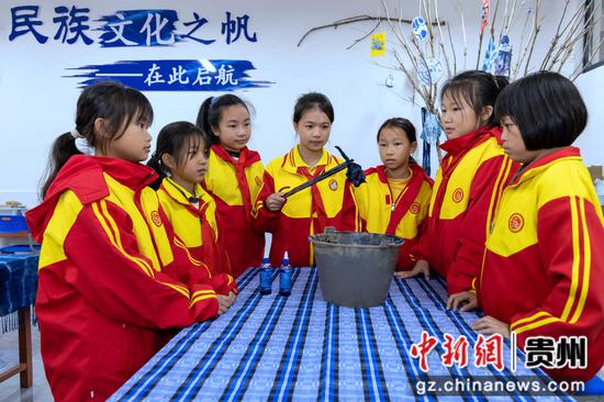 12月4日，学生在贵州省罗甸县第三小学学习制作扎染。