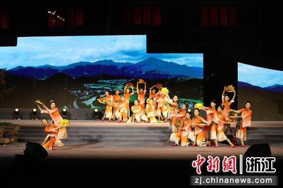 民族歌舞《小康路上大步行》。庆元县委统战部 供图