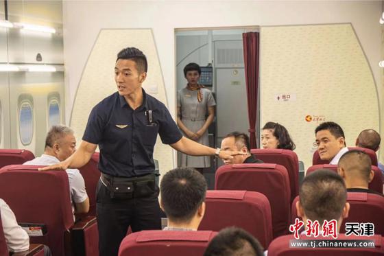 图  航空安全员进行客舱特情处置模拟演练