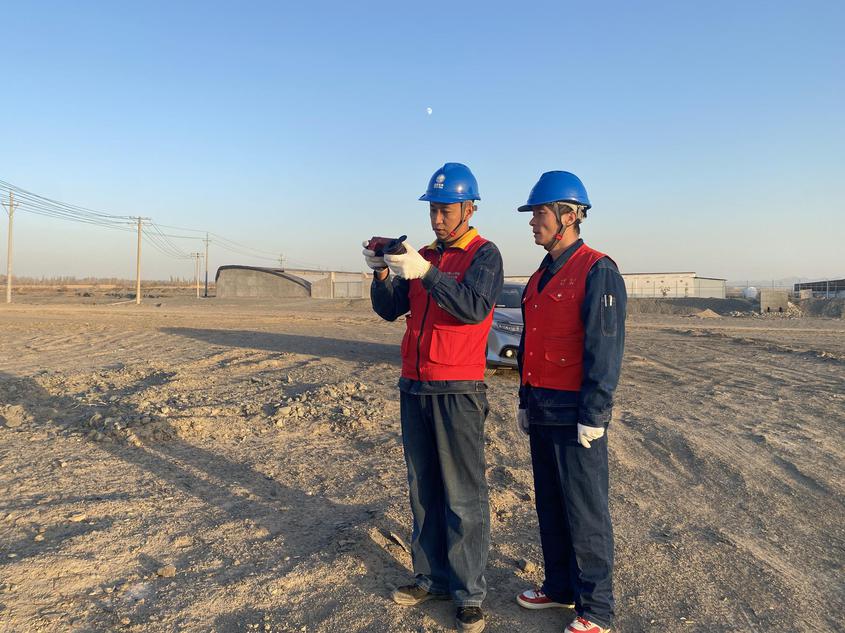 12月5日，连木沁镇供电所杨晓东、阿里木·麦合木提对10千伏秦塘线进行线路特巡，并对变压器等设备进行红外测温。张勇莉 摄