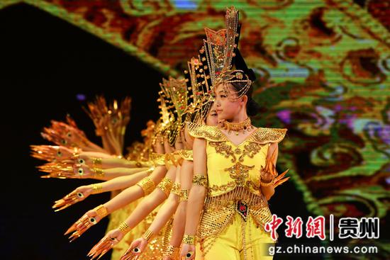12月5日，在贵阳市特殊教育融合发展现场交流活动文艺展示中，贵阳市特殊教育学校的学生正在表演舞蹈《千手观音》。