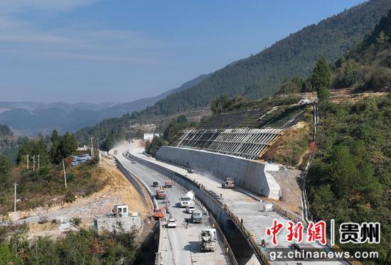 工人在渝湘复线高速公路武道段（贵州境）施工。