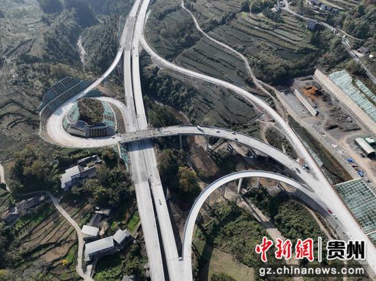 在渝湘复线高速公路武道段（贵州境）拍摄的洛龙互通。