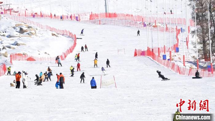 日均2000人！新疆富蕴“冰雪+”让滑雪“淡季”变旺季