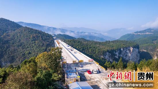 工人在渝湘复线高速公路武道段（贵州境）梅江特大桥桥面施工。