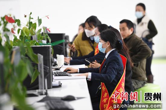 12月6日，贵阳市南明区政务大厅“企业之家”服务专员在网办自助区指导企业办理业务。