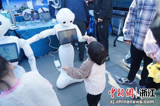 洞头区海霞中学Pepper机器人亮相活动现场。温州市教育技术中心 供图