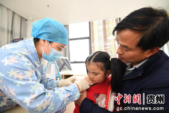 12月7日，贵阳市南明区小车河街道第三社区卫生服务中心的医护人员正在为小朋友接种流感疫苗。