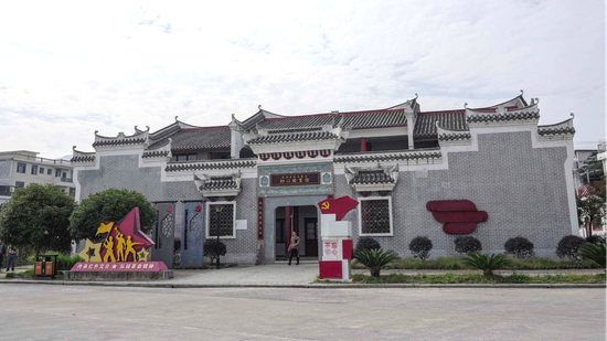 中峰红色文化体验项目中的党员群众初心教育馆 欧郁 摄 中峰红色文化体验项目中的党员群众初心教育馆 欧郁 摄
