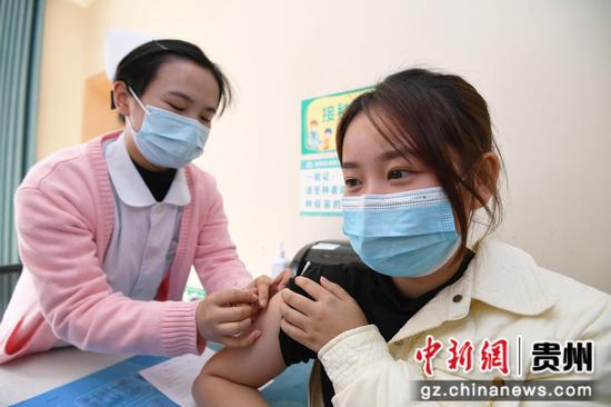 12月7日，贵阳市南明区湘雅街道社区卫生服务中心的医护人员正在为市民接种流感疫苗。