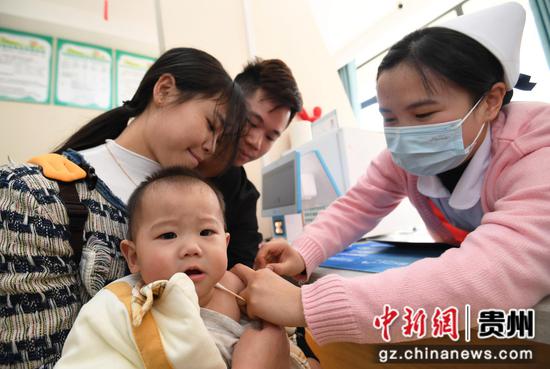 12月7日，贵阳市南明区湘雅街道社区卫生服务中心的医护人员正在为小朋友接种流感疫苗。