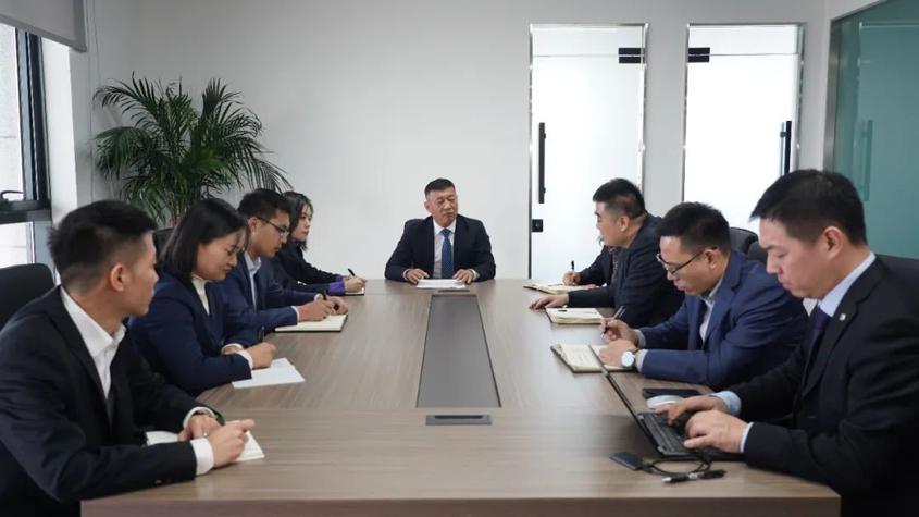 图为新疆东汽商贸有限公司党委书记、董事长李俊正开会安排工作。