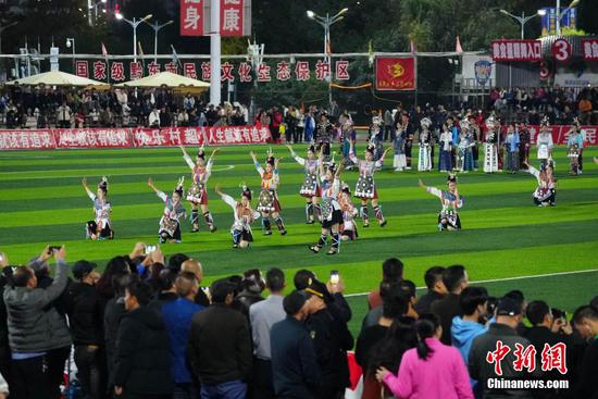 图为比赛现场榕江当地侗族同胞表演侗族文化节目。