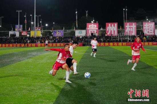 图为贵州榕江一中足球队与台湾宜兰高级中学足球队（红色球衣）进行友谊赛现场。