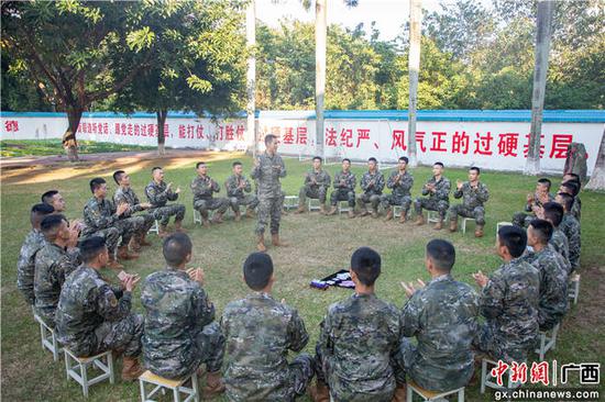 12月7日，官兵们正在利用“OH卡”作自我介绍。刘坚 摄