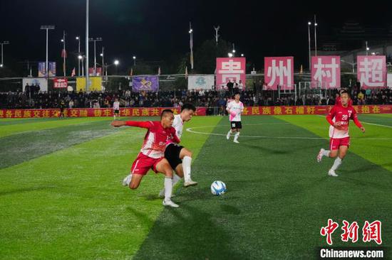 12月8日晚，贵州榕江一中足球队与台湾宜兰高级中学足球队(红色球衣)进行友谊赛。韦贵金 摄