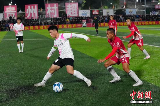 图为贵州榕江一中足球队与台湾宜兰高级中学足球队（红色球衣）进行友谊赛现场。