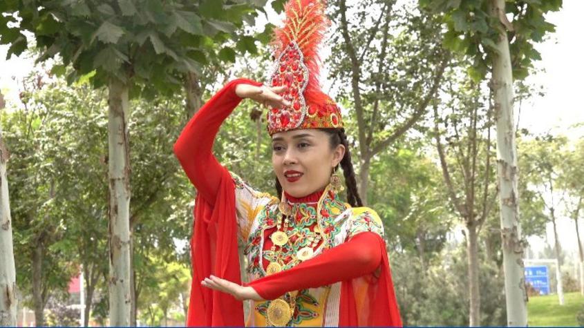 萬人說新疆丨癡迷新疆舞的美合