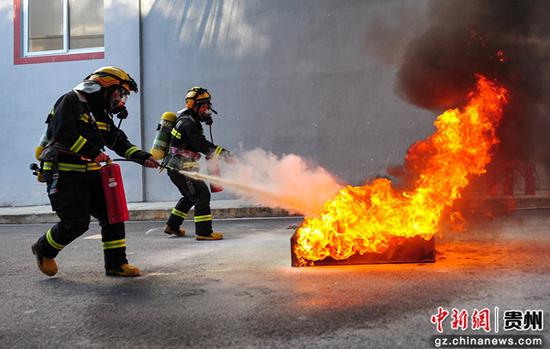 近日，在贵州省黔东南苗族侗族自治州从江县消防救援大队，乡镇专职消防队队员在参加技能大比武。