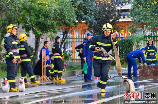 近日，在贵州省黔东南苗族侗族自治州从江县消防救援大队，乡镇专职消防队队员在参加技能大比武。