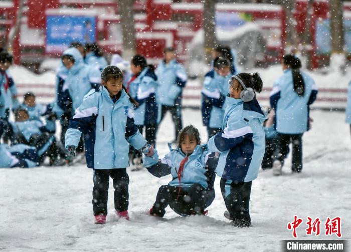 烏魯木齊持續降雪 小學生雪中玩耍打雪仗
