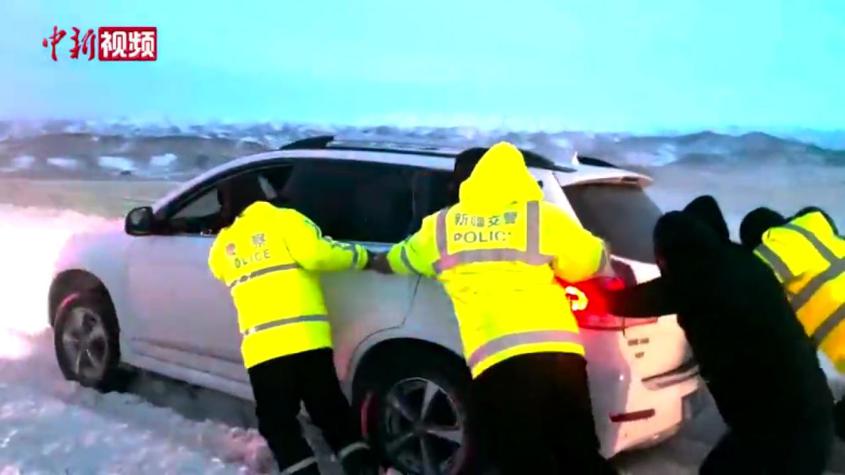 新疆：京新高速哈密段40輛車被困 交警施援解困
