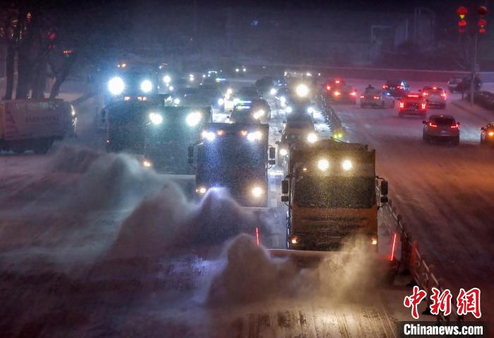乌鲁木齐持续降雪 大型机械连夜清理城市道路