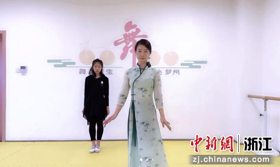 老师线上展示中国舞。八里店镇供图