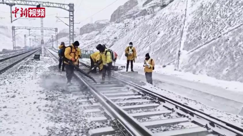 新疆各交通部門集中力量應對大雪大風極端惡劣天氣