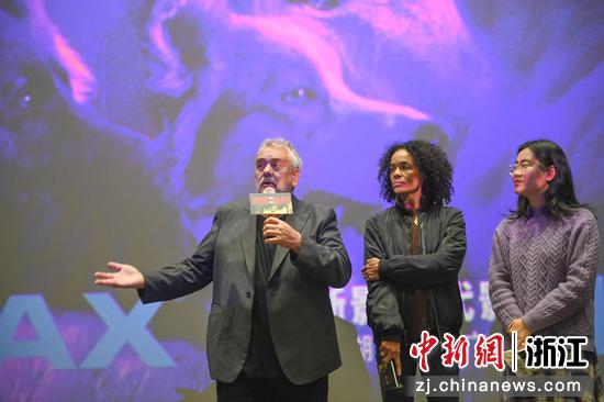 导演吕克·贝松（左）携手制片人维吉妮·贝松-席拉（中）和观众交流分享。中新社记者 王刚 摄