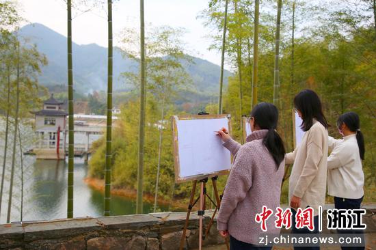 大学生在鄣吴镇进行绘画写生 鄣吴镇供图