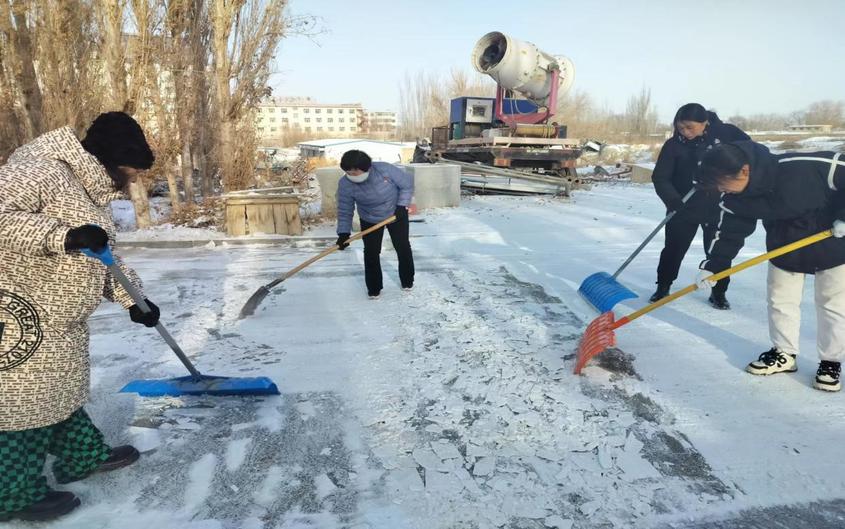 新疆焉耆：干部群众齐举动 扫雪除冰暖民意
