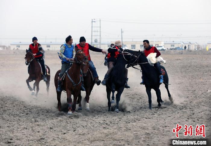 新疆岳普湖縣舉辦冬季“叼羊”比賽 展現冬日運動風采