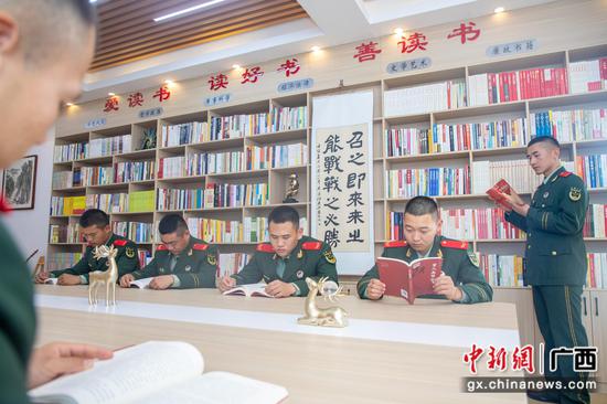 官兵们在强军书屋阅读书籍。
