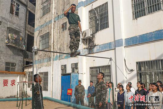 图为武警官兵展示器械动作。吴志恒 摄 图为武警官兵展示器械动作。吴志恒 摄