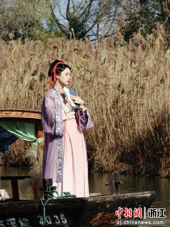表演者扮演古代诗人水上吟诵。中新社发  西溪湿地供图