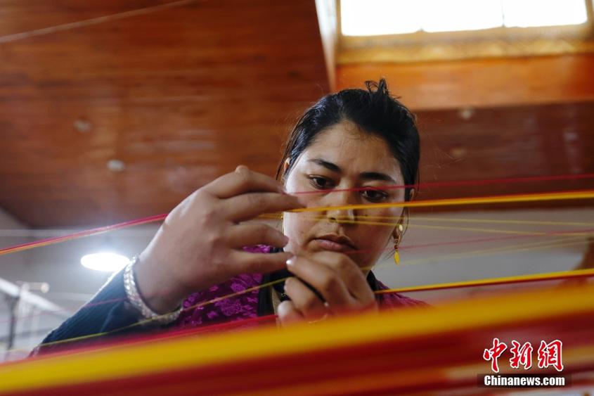 探訪新疆和田艾德萊斯綢工坊