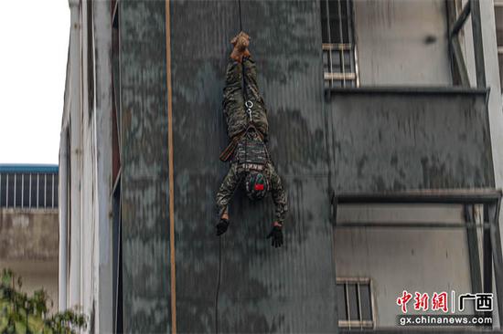 图为武警官兵进行索降速滑。吴志恒 摄 图为武警官兵进行索降速滑。吴志恒 摄
