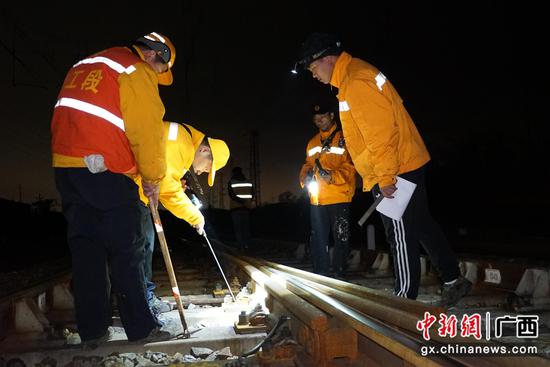 该段职工在湘桂线邕宁站进行咽喉道岔巡检。宋彤波 摄