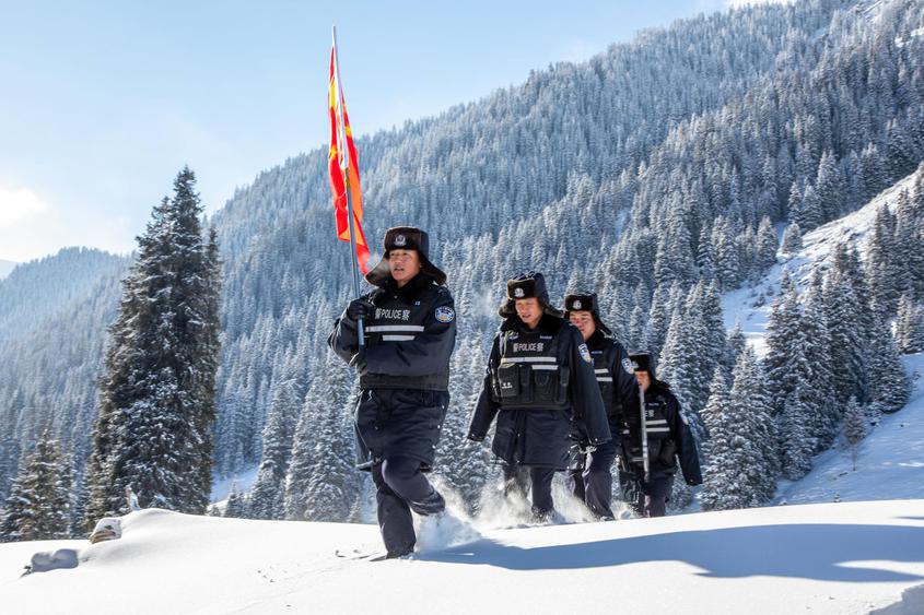 12月13日，图为巡逻小分队民警正在边境一线踏雪巡逻。