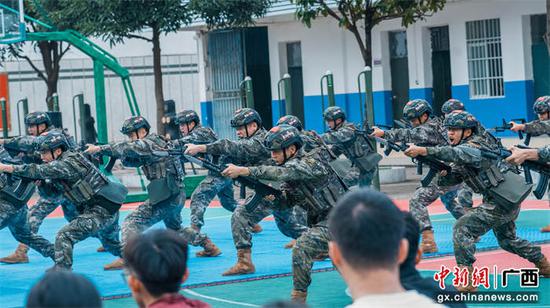 图为武警官兵进行刺杀动作演示。吴志恒 摄 图为武警官兵进行刺杀动作演示。吴志恒 摄
