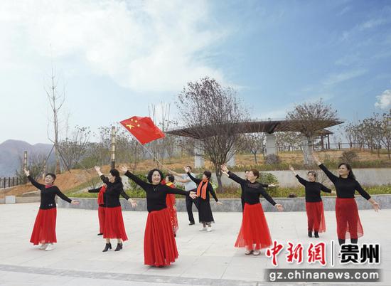 贵安旅游团的游客在罗甸县养老康复服务中心广场跳舞
