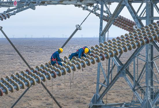 国网新疆超高压分公司工作人员正在检修1100千伏吉泉线。