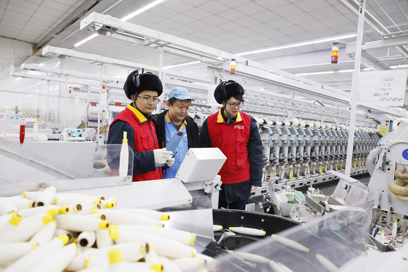 国网奎屯供电公司党员服务队走访新疆天基棉业有限公司，了解客户用电需求。