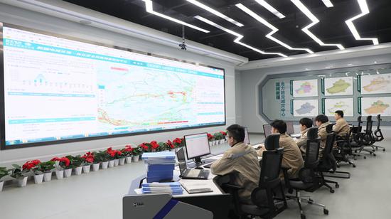 12月14日，国网新疆电科院员工在防灾减灾中心通过新疆电网环境一体化安全风险预警管控平台实时监测新疆气象变化情况。