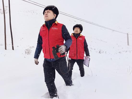 12月12日，国网伊犁伊河供电公司员工对重点保电线路进行巡视。李文佳  摄